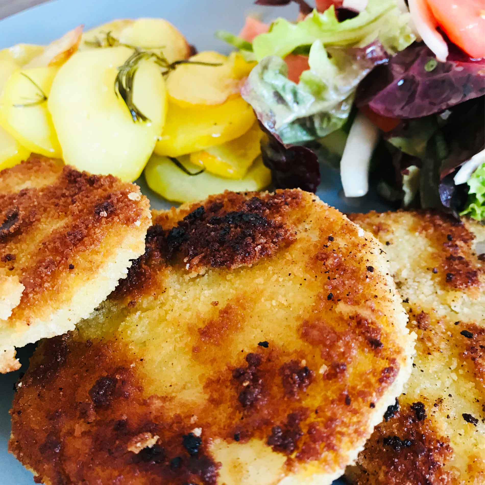 Leckere Kohlrabi-Schnitzel mit Rosmarin-Kartoffeln und Salat