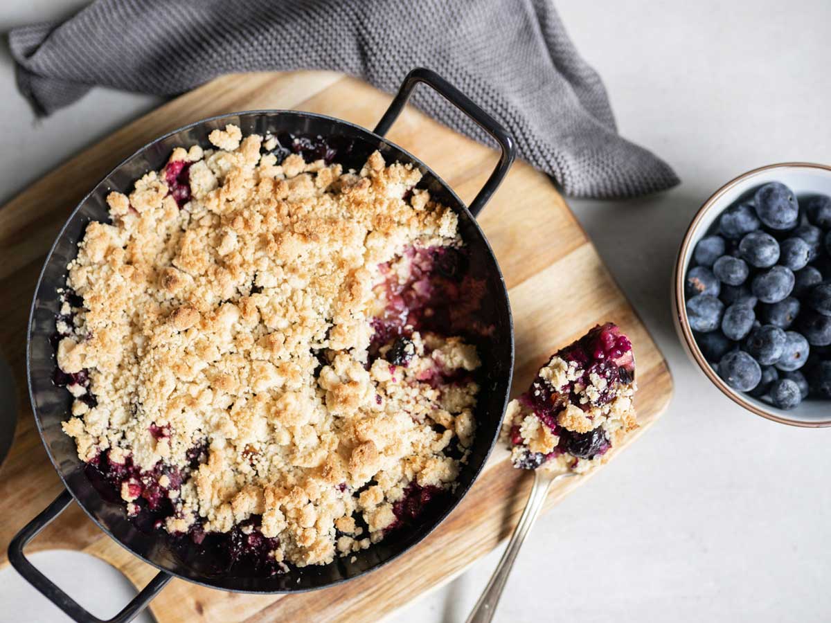 Rhabarber-Blaubeer-Crumble vegan & zuckerfrei